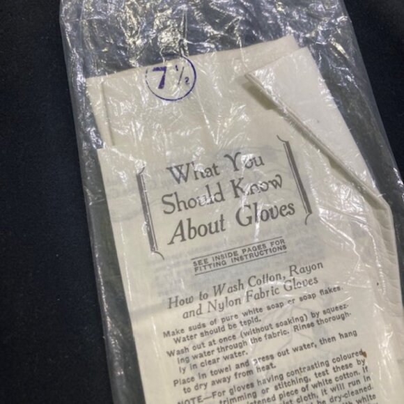 Vintage Doeskin gloves. Made in Italy. Never worn. White. 15 Inch. Size 7.5 - Picture 4 of 5